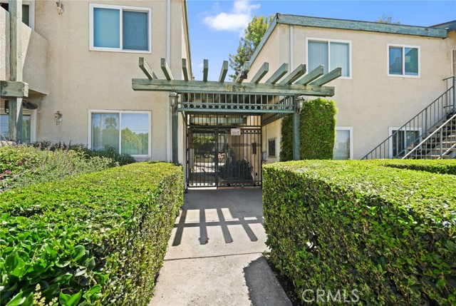 Detail Gallery Image 1 of 15 For 10636 Woodley Ave #1,  Granada Hills,  CA 91344 - 3 Beds | 2 Baths