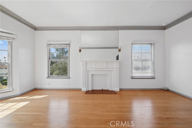 1327 S Burnside Avenue, Los Angeles CA: https://media.crmls.org/medias/54185c63-9e19-4dde-a8ad-5b1eb35a1407.jpg