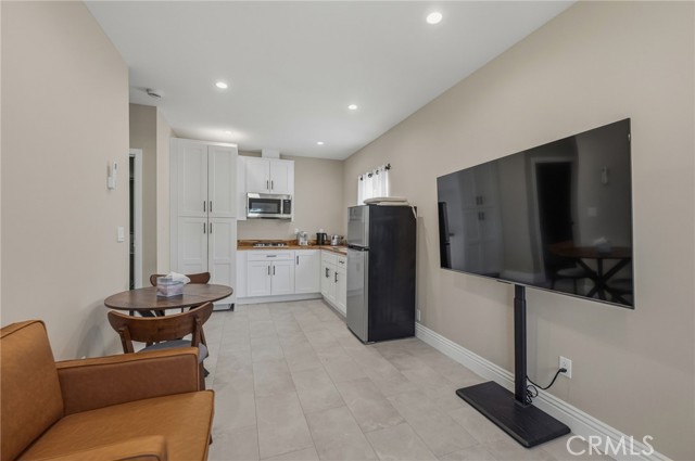 Detail Gallery Image 4 of 7 For 23012 Hartland, West Hills,  CA 91307 - 1 Beds | 1 Baths