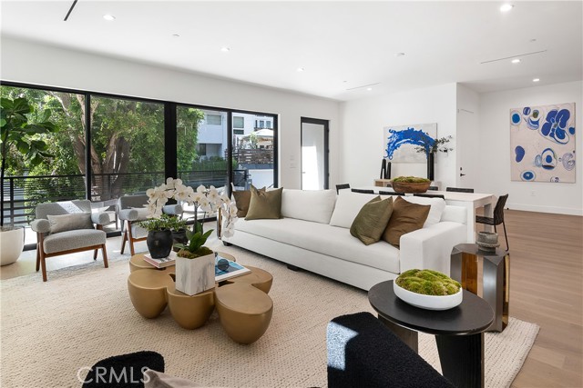 Detail Gallery Image 9 of 46 For 9836 Yoakum Dr, Beverly Hills,  CA 90210 - 5 Beds | 4 Baths