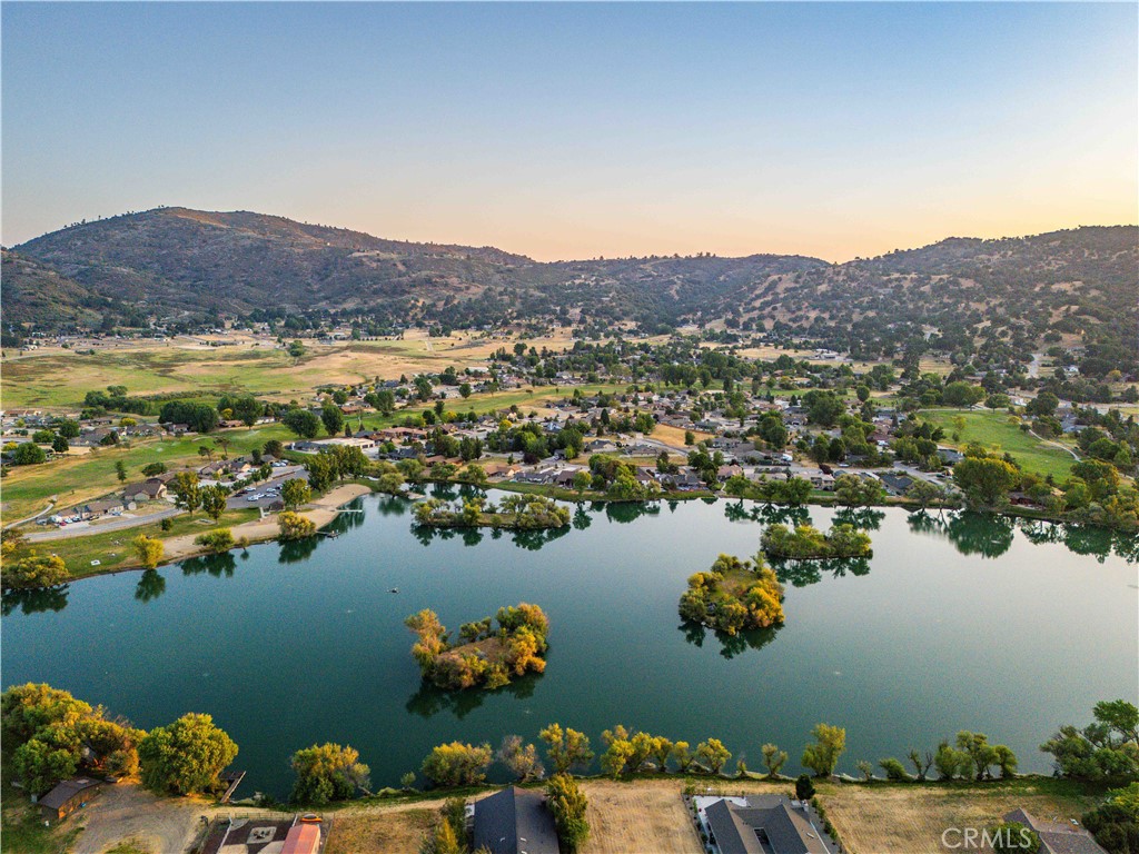https://media.crmls.org/medias/541e12f9-bc9f-47d5-a716-f55c5da19947.jpg?preset=X-Large