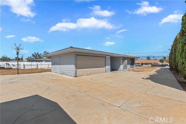 9600 51st, Jurupa Valley CA: https://media.crmls.org/medias/5420a069-1e56-411c-8dfb-ccb6aecd70fe.jpg