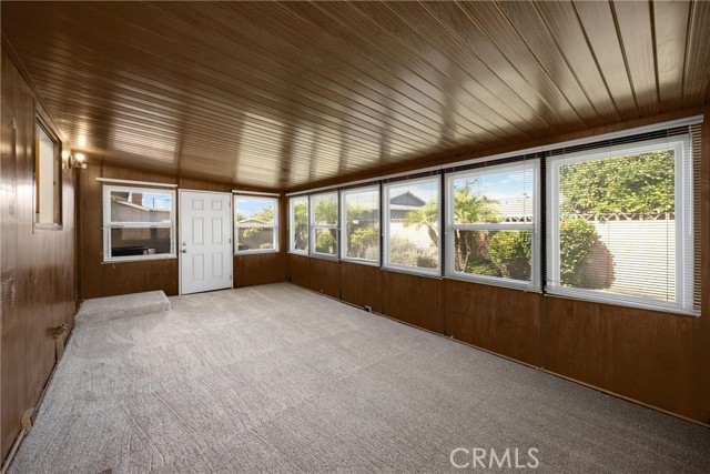 917 N Fuchsia Avenue, Ontario CA: https://media.crmls.org/medias/54220942-f260-4c37-8f91-af0c95e09bf8.jpg