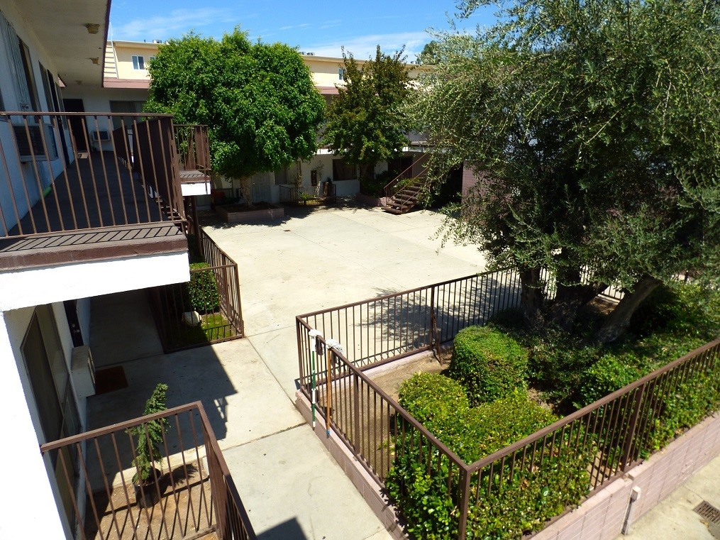 Detail Gallery Image 3 of 6 For 13050 Dronfield Ave #6,  Sylmar,  CA 91342 - 2 Beds | 1 Baths