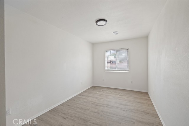 2420 Maine Avenue, Long Beach CA: https://media.crmls.org/medias/54229ea0-c818-4c2b-bf2c-e193803852e6.jpg