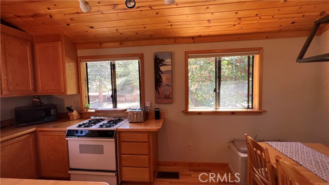 Detail Gallery Image 5 of 46 For 33478 Angeles Dr, Green Valley Lake,  CA 92341 - 2 Beds | 2 Baths