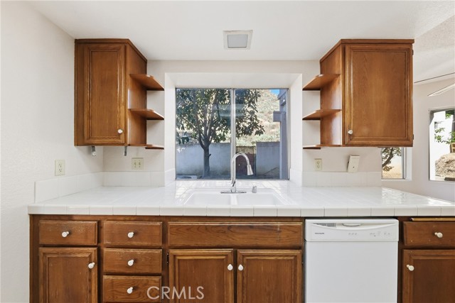 Detail Gallery Image 11 of 51 For 14988 Long View Dr, Fontana,  CA 92337 - 4 Beds | 3 Baths