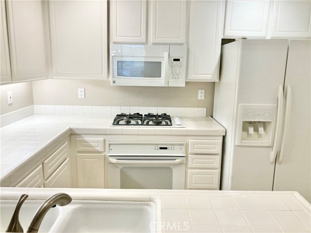 Detail Gallery Image 2 of 11 For 904 Reggio Aisle, Irvine,  CA 92606 - 2 Beds | 2 Baths