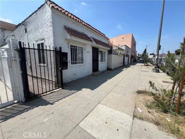 5881 S Broadway, Los Angeles CA: https://media.crmls.org/medias/542c7118-c413-4108-891d-6606ff4b3cbc.jpg