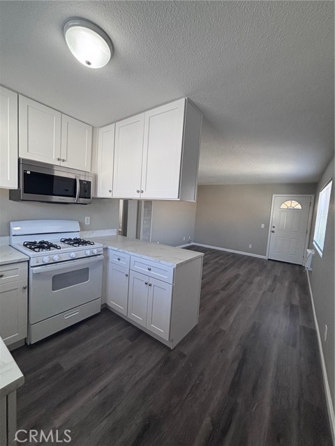 Image 6 of 17 For 607 Limited Avenue 6