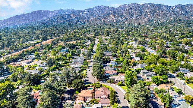 4547 Lasheart Drive, La Canada Flintridge CA: https://media.crmls.org/medias/543583fd-fb57-4a5c-a61b-e55ac987596e.jpg