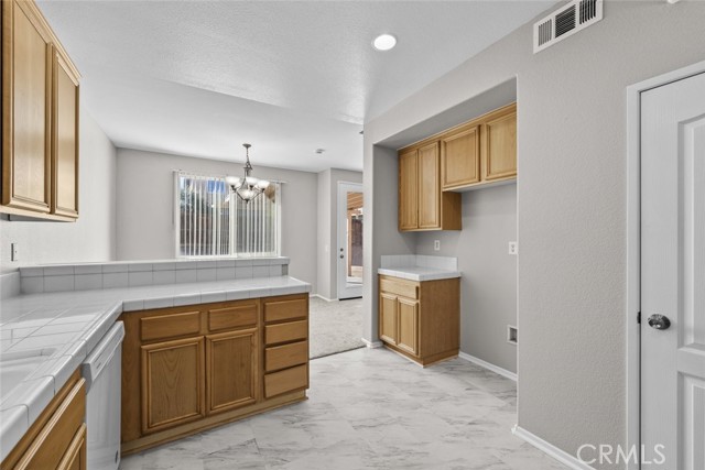 Detail Gallery Image 11 of 38 For 14323 Moon Valley St, Victorville,  CA 92394 - 4 Beds | 3 Baths