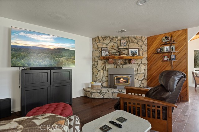 221 Darfo Drive, Crestline CA: https://media.crmls.org/medias/5438b131-e5d5-45d0-ae66-192a5a75989a.jpg
