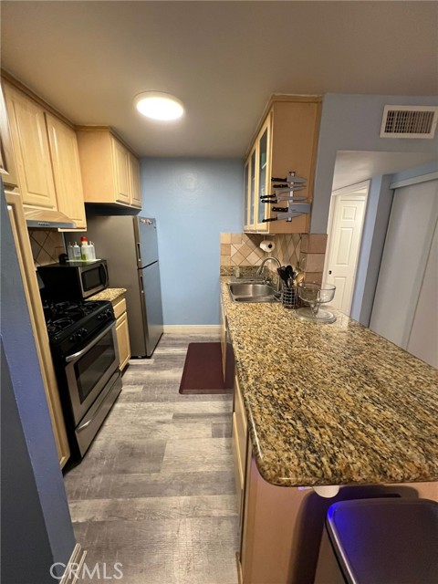 Detail Gallery Image 2 of 15 For 18620 Hatteras St #113,  Tarzana,  CA 91356 - 2 Beds | 2 Baths