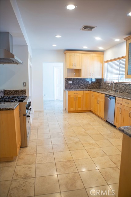 Detail Gallery Image 8 of 38 For 5200 Valley Circle Bld, Woodland Hills,  CA 91367 - 3 Beds | 3 Baths