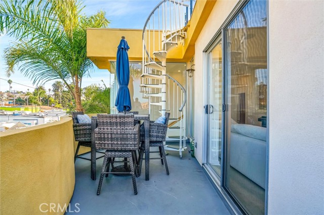 Detail Gallery Image 14 of 42 For 702 10th St, Hermosa Beach,  CA 90254 - 4 Beds | 3/1 Baths