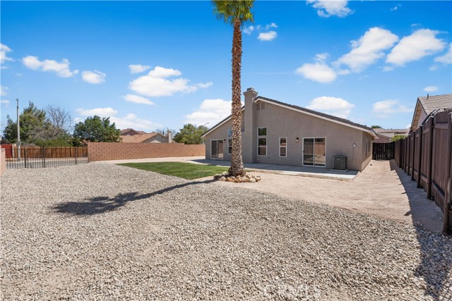 37011 Zinnia Street, Palmdale CA: https://media.crmls.org/medias/544119a2-8434-4b08-bab0-bc88c3571fe8.jpg
