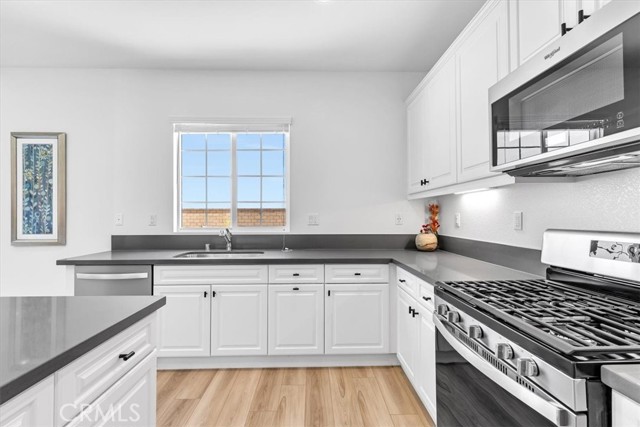 Detail Gallery Image 4 of 41 For 28300 Abbey, Menifee,  CA 92585 - 4 Beds | 2/1 Baths