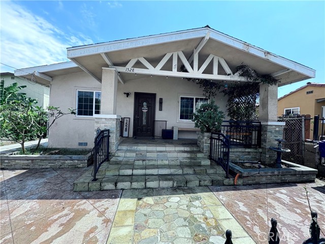 Detail Gallery Image 2 of 23 For 1528 E 11th St, Long Beach,  CA 90813 - 3 Beds | 2 Baths