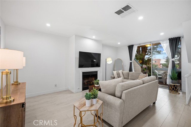 Detail Gallery Image 3 of 23 For 9901 Independence Ave #D,  Chatsworth,  CA 91311 - 2 Beds | 2 Baths