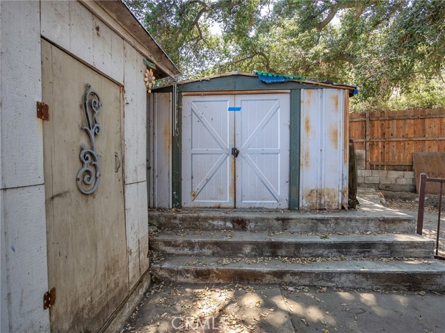 8618 La Tuna Canyon Road, Sun Valley CA: https://media.crmls.org/medias/54511c97-9f8c-44cc-8d1c-9a0dbdb5d264.jpg