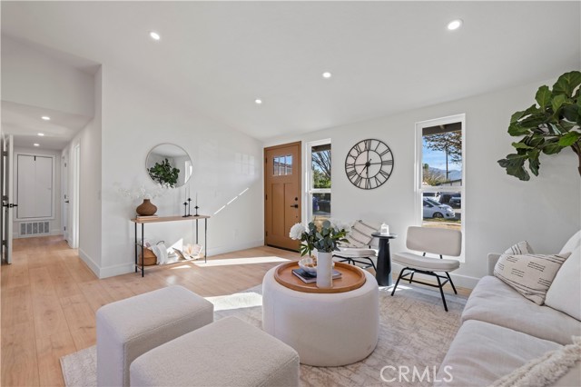 Detail Gallery Image 4 of 22 For 19017 Drycliff St, Canyon Country,  CA 91351 - 3 Beds | 1 Baths