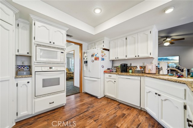 13319 Waco Ln, Apple Valley CA: https://media.crmls.org/medias/54526321-38df-4f9a-bacc-2fdfffc5c776.jpg
