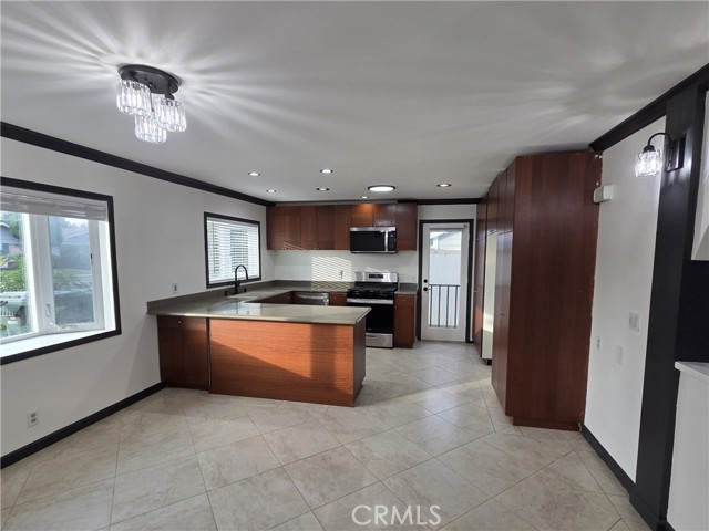 Detail Gallery Image 4 of 29 For 16732 Busby Ln, Huntington Beach,  CA 92647 - 4 Beds | 2 Baths