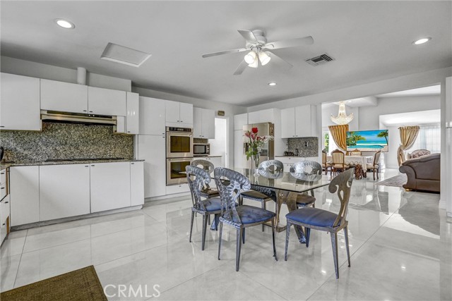 5115 Boda Pl, Woodland Hills CA: https://media.crmls.org/medias/54544a71-3b2f-4569-8e16-b1dab5e4b0a9.jpg