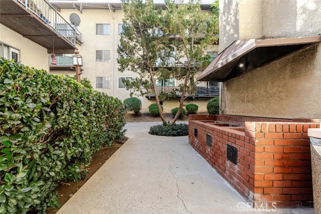 Detail Gallery Image 31 of 36 For 5460 White Oak, Encino,  CA 91316 - 2 Beds | 2 Baths