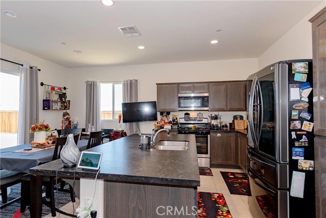 Detail Gallery Image 11 of 38 For 3013 via Bella Rosa, Rosamond,  CA 93560 - 4 Beds | 3 Baths