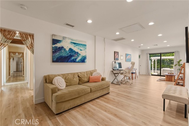 Detail Gallery Image 10 of 23 For 4417 Mcnab Ave, Lakewood,  CA 90713 - 3 Beds | 2/1 Baths