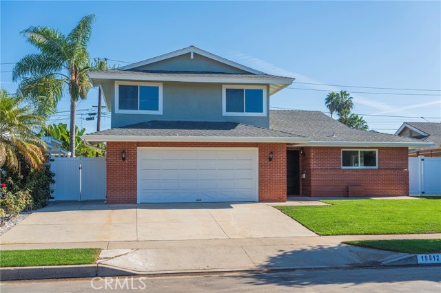 Detail Gallery Image 2 of 34 For 19812 Lexington Ln, Huntington Beach,  CA 92646 - 5 Beds | 3 Baths