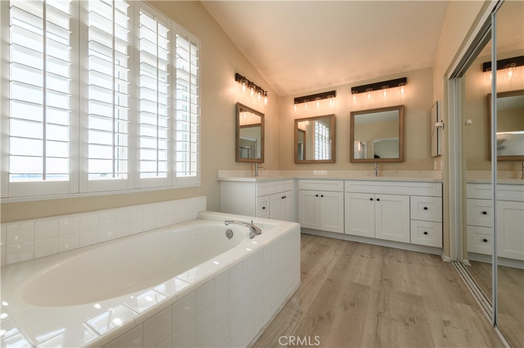 54615d79 E146 4670 A75b 0a839ef4c478