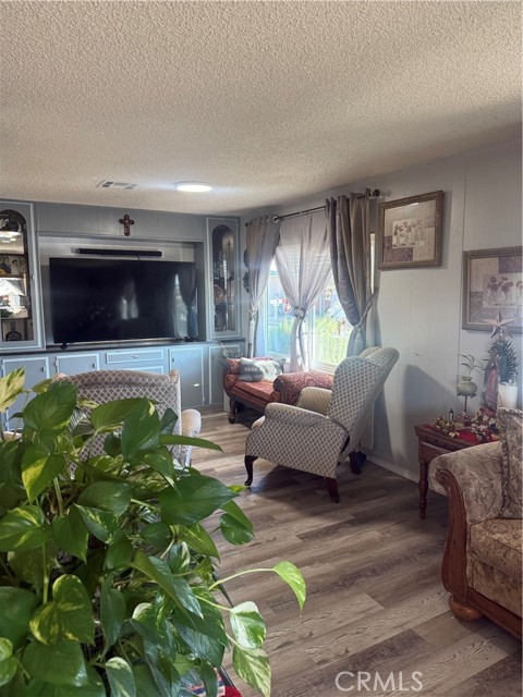 Detail Gallery Image 5 of 32 For 13393 Mariposa Rd, #97, Victorville,  CA 92395 - 3 Beds | 2 Baths