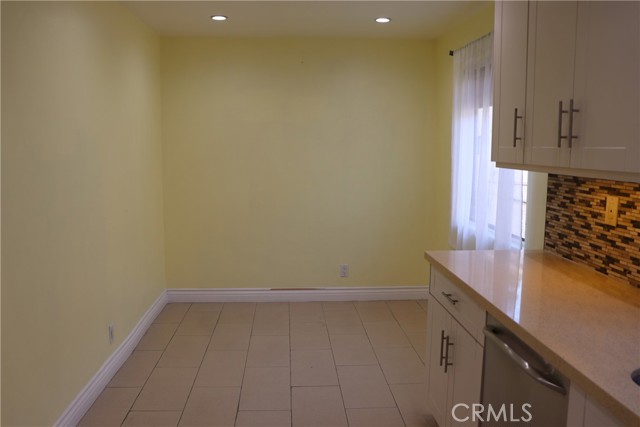 Detail Gallery Image 4 of 22 For 13243 Vanowen #5,  North Hollywood,  CA 91605 - 2 Beds | 3 Baths