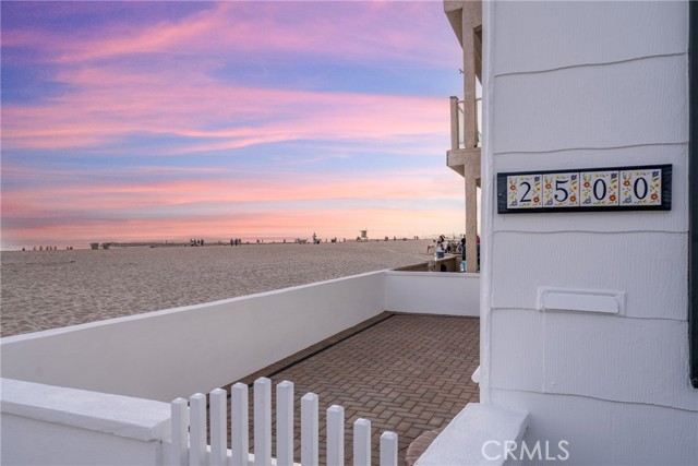 Detail Gallery Image 3 of 33 For 2500 W Oceanfront, Newport Beach,  CA 92663 - 3 Beds | 3 Baths