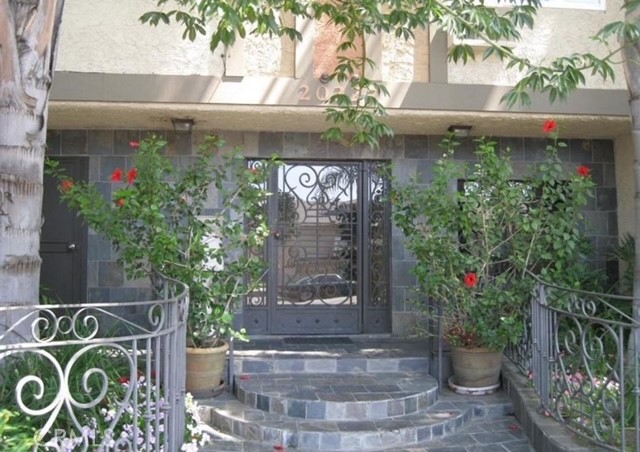 20327 Saticoy Street, Winnetka CA: https://media.crmls.org/medias/5465e583-d9ce-4f06-9869-db11898825dd.jpg