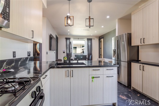 Detail Gallery Image 10 of 37 For 8252 Morse Ave, North Hollywood,  CA 91605 - 3 Beds | 3 Baths