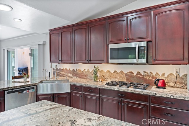 Detail Gallery Image 13 of 69 For 3585 Ambrose Cir, Corona,  CA 92882 - 6 Beds | 5/1 Baths