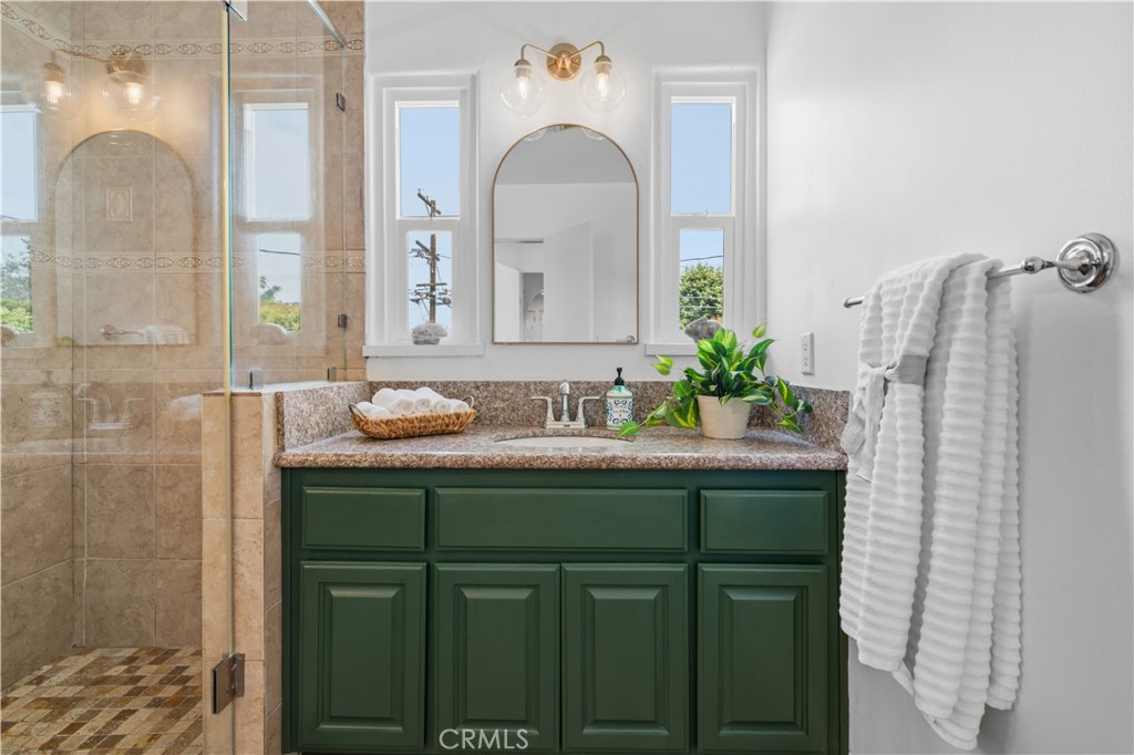 https://media.crmls.org/medias/546cc5f3-73a3-4168-9a24-85742017f249.jpg?preset=X-Large