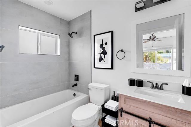 Detail Gallery Image 9 of 25 For 20302 Oxnard, Woodland Hills,  CA 91367 - 3 Beds | 2/1 Baths