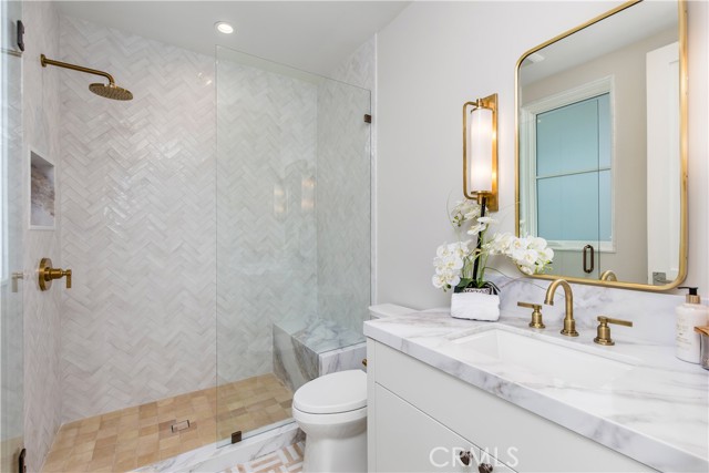 Detail Gallery Image 12 of 20 For 107 Manhattan Ave, Hermosa Beach,  CA 90254 - 5 Beds | 5/1 Baths