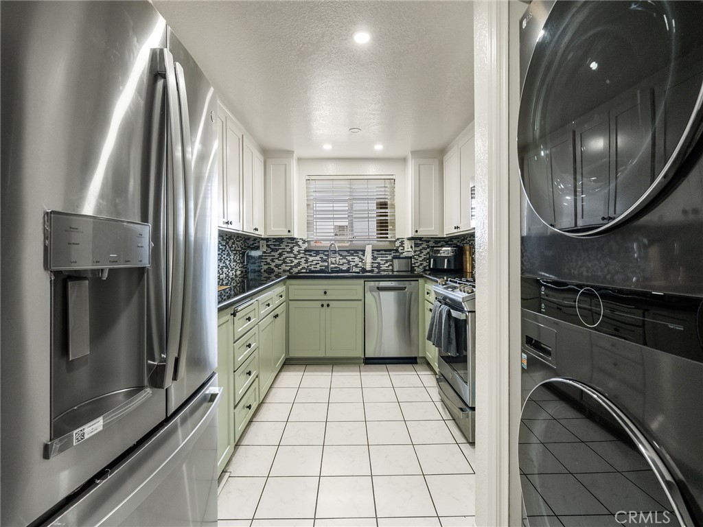https://media.crmls.org/medias/54727af4-d86f-4983-bd97-7fb9a7c46e97.jpg?preset=X-Large