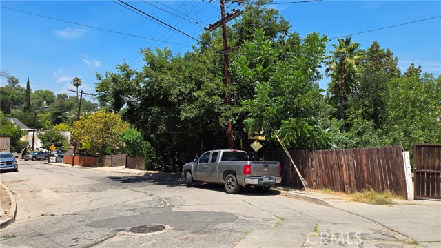 Detail Gallery Image 5 of 16 For 631 N Avenue 48, Los Angeles,  CA 90042 - – Beds | – Baths