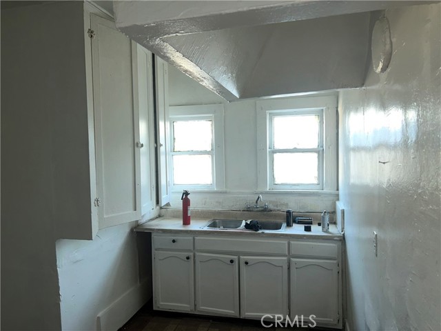 146 E 45th Street, Los Angeles CA: https://media.crmls.org/medias/5473d13b-d112-4b69-8924-0e7155ba6249.jpg