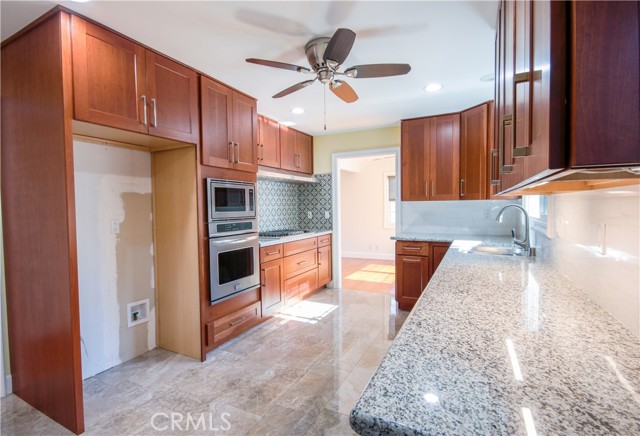 Detail Gallery Image 10 of 26 For 150 Orangewood Ln, Tustin,  CA 92780 - 3 Beds | 2 Baths