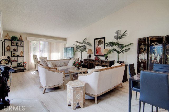 Detail Gallery Image 7 of 27 For 8565 Larkhall Cir 802c,  Huntington Beach,  CA 92646 - 2 Beds | 2 Baths