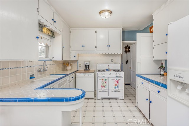 838 838 College Ave, Redlands CA: https://media.crmls.org/medias/547a475b-51bd-42e1-b23b-8be4e316f506.jpg