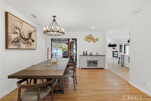 Detail Gallery Image 10 of 29 For 19943 Oxnard, Woodland Hills,  CA 91367 - 4 Beds | 3 Baths